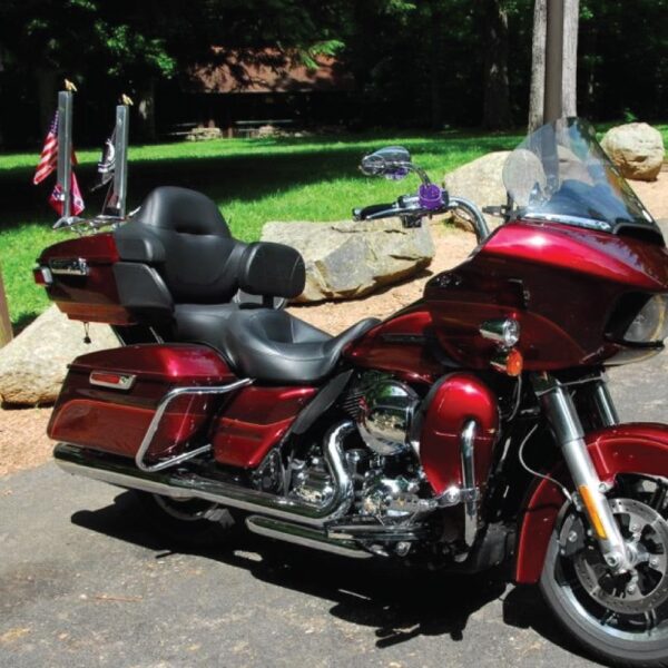 MOTORCYCLE-FLAG-MOUNTS-ON-HARLEY-DAVIDSON-WITH-4-FLAGS